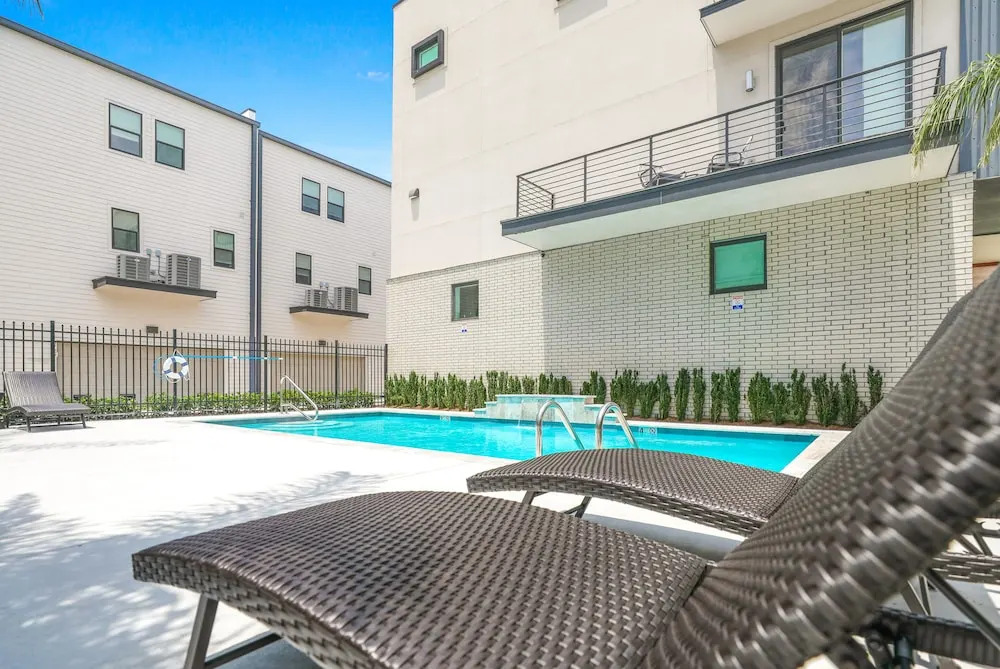 4BR Modern Townhouse in Mid City