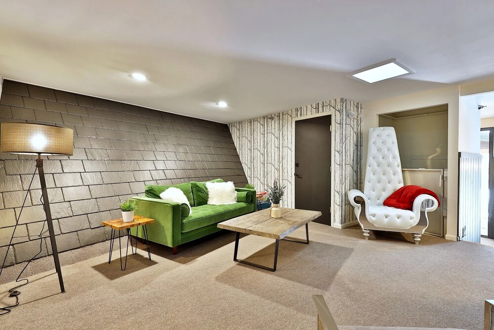 The Birch Ridge: European Room #8 - King Suite In Killington, Vermont. Hot Tub. 1 Bedroom Home
