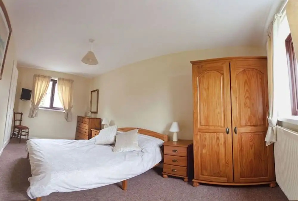 3 Bed Cottage-Sleeps 6-Garden-Hot Tub-Games Room
