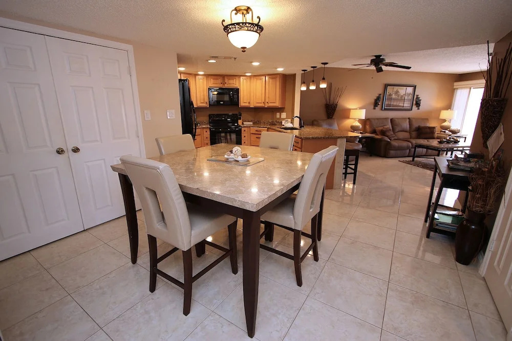 Beach Palms 402