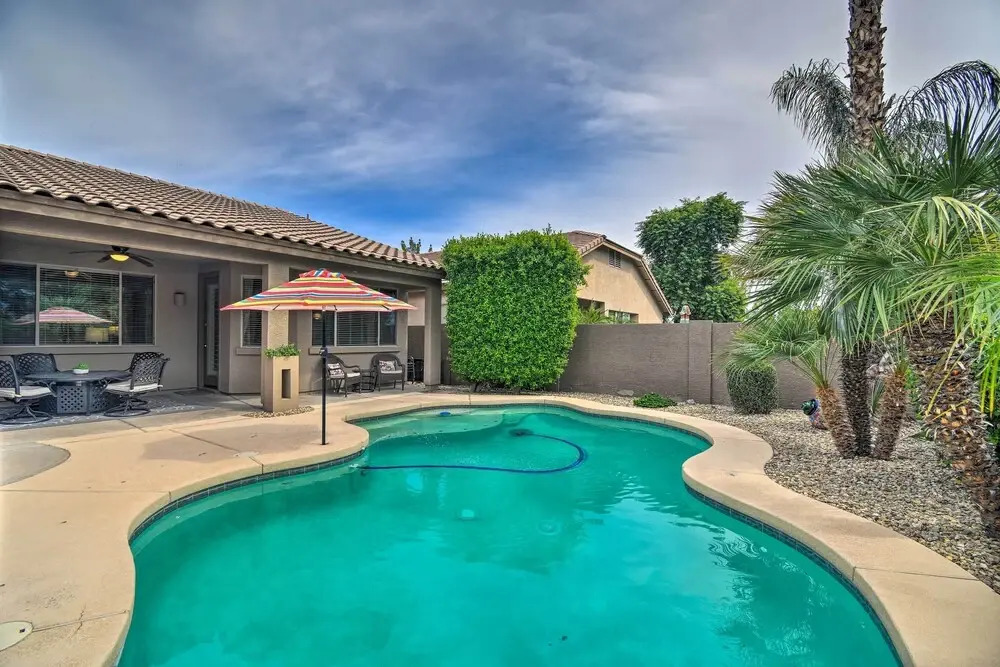 Spacious Surprise Home: 6 Mi to Wildlife World Zoo