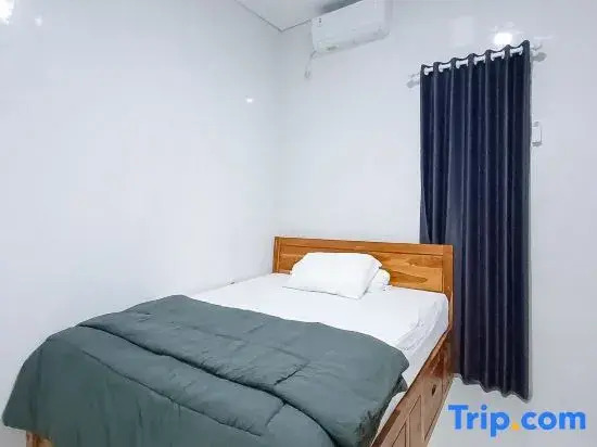 Widi Guest House near GWK Mitra RedDoorz