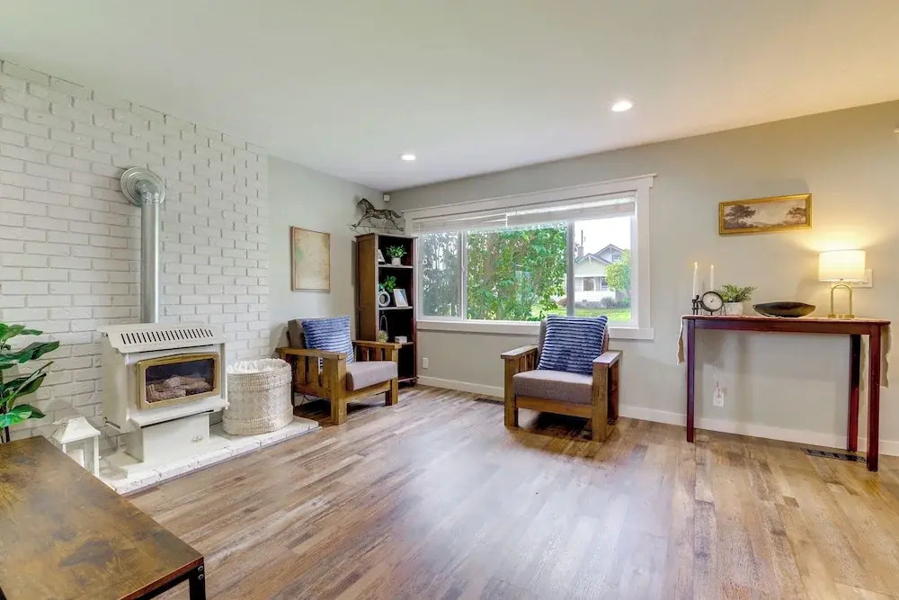 1 Mi to Historic Dtwn: Dog-friendly Everett Home!