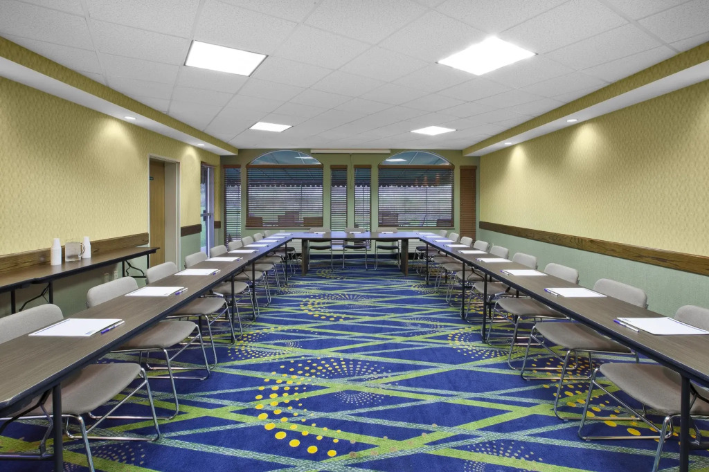 Holiday Inn Express Irwin-PA Turnpike Exit 67