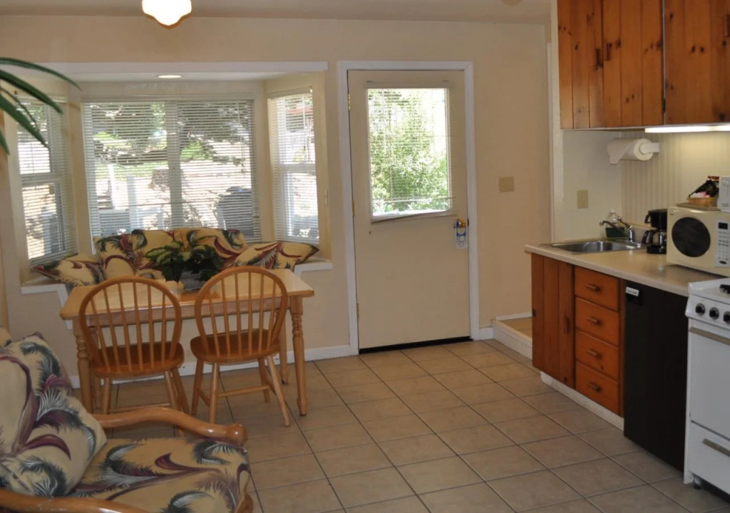 Ocean Echo Inn & Beach Cottages