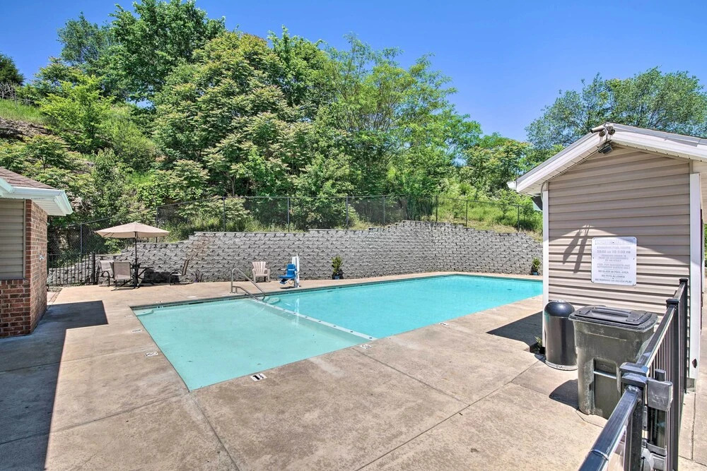 Cheerful Condo: Patio, 2 Mi to Branson Strip!