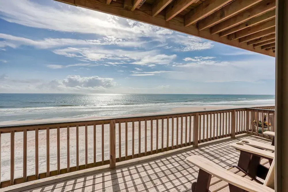 Beachfront Getaway With Ocean Views, Washer/dryer & AC - Snowbirds Welcome