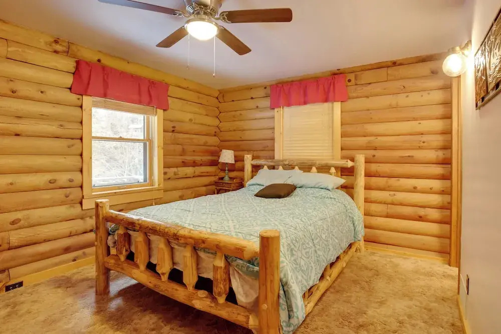 Family Gem Near the Chain of Lakes in Eagle River!