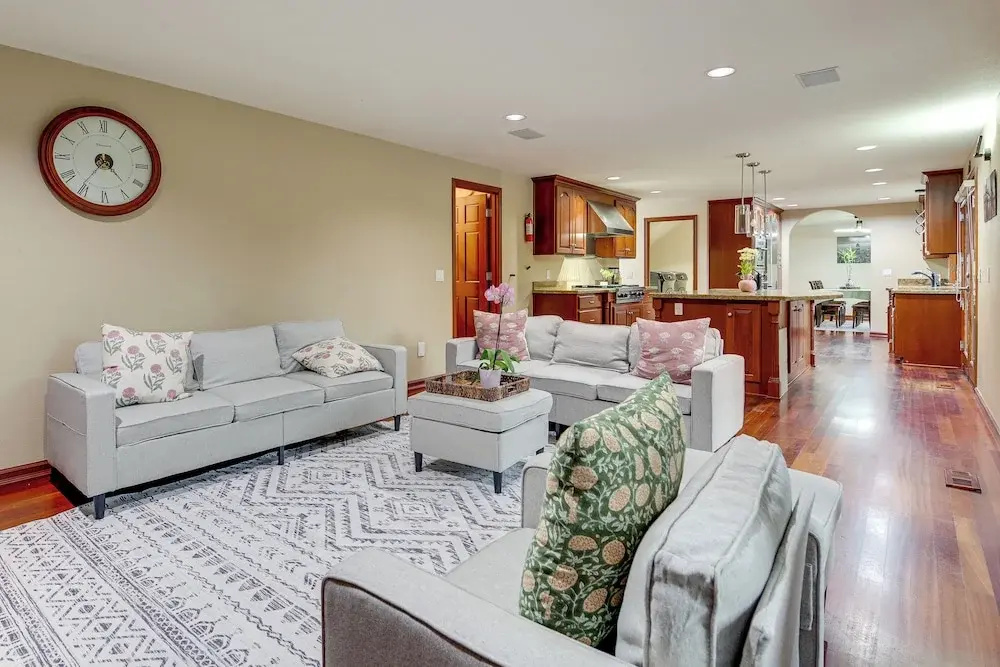 Lake-view Woodinville Retreat w/ Hot Tub + Theater