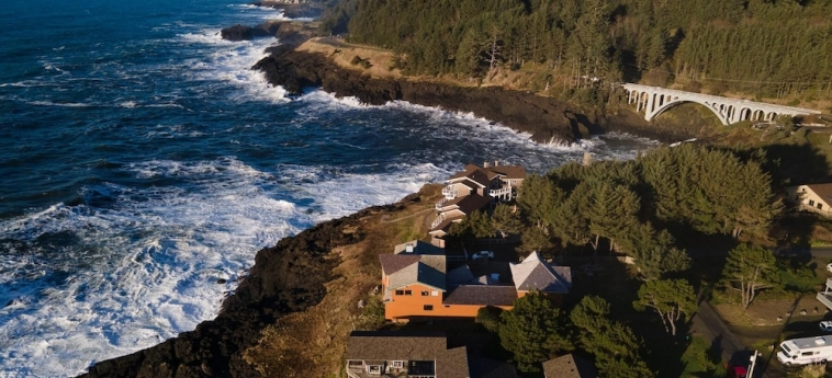 Whale Pointe 2 Br cottage by RedAwning