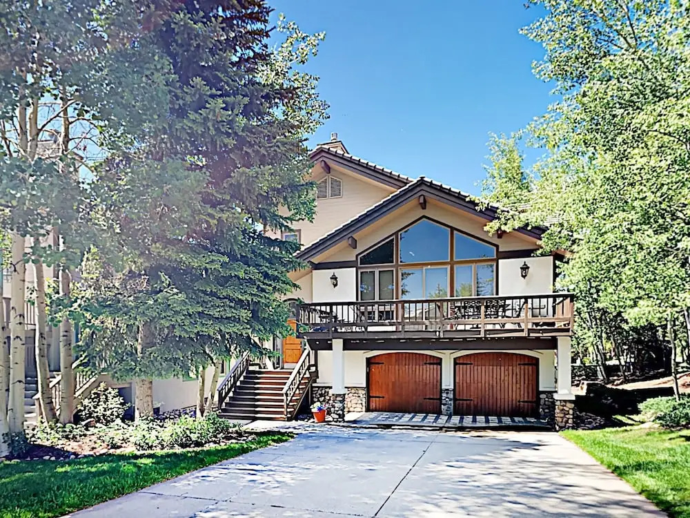 Window-lined  With Hot Tub 4 Bedroom Home