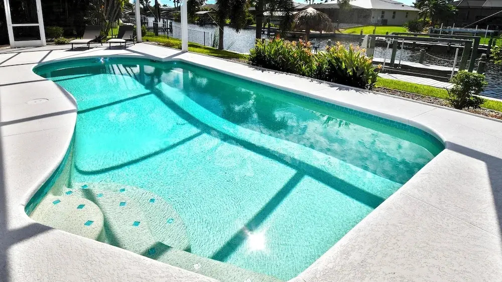 Mei Jing Waterfront Pool and Tiki Hut-must see