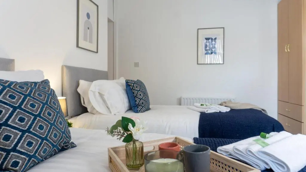 Air Host and Stay - Breckfield house sleeps 14, 7 bedrooms free parking LFC