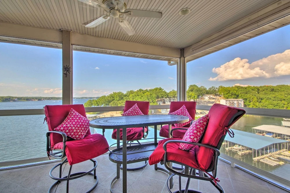 Relax by Pools: Top-floor Lands End Corner Unit