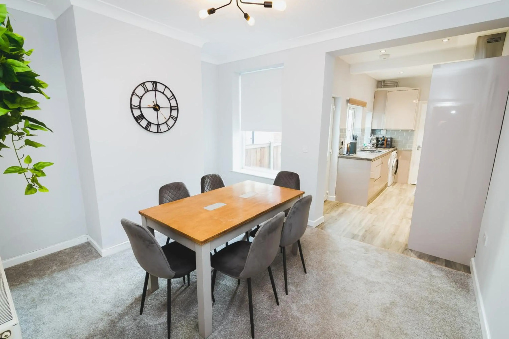 Adam - 17 Hughenden Road · Newly refurbished house - 10 minute walk from city