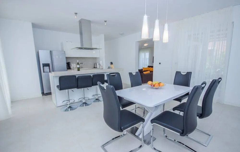 Villa Oleander by Domus Mirus - Rooftop Cinema & Pool & 6min Walk to Beach