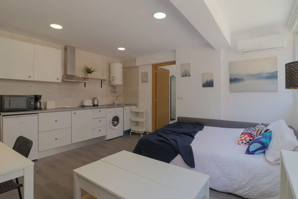 Bright Málaga Beach and Downtown Apartment