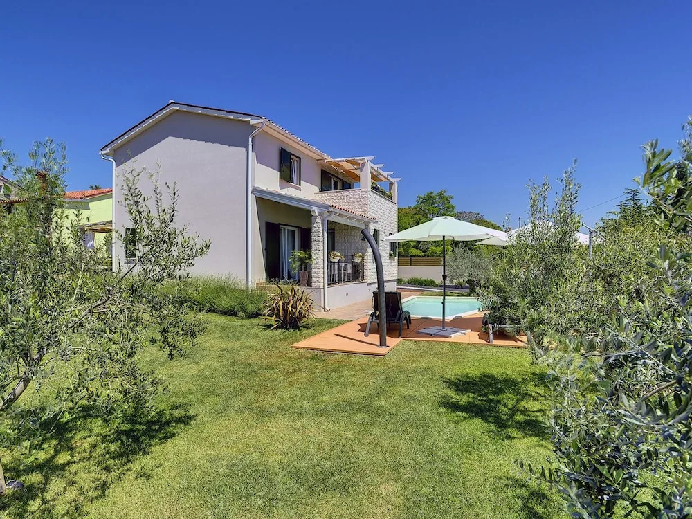 Superb Modern Villa With Pool, Large Fenced Yard Near the Beach