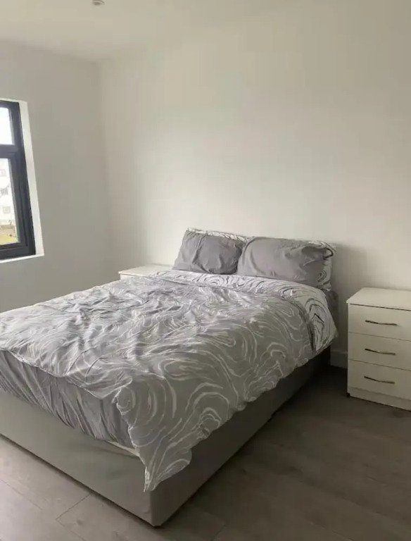 2 bed Sunny London Apartment - Sleeps 4 & Parking