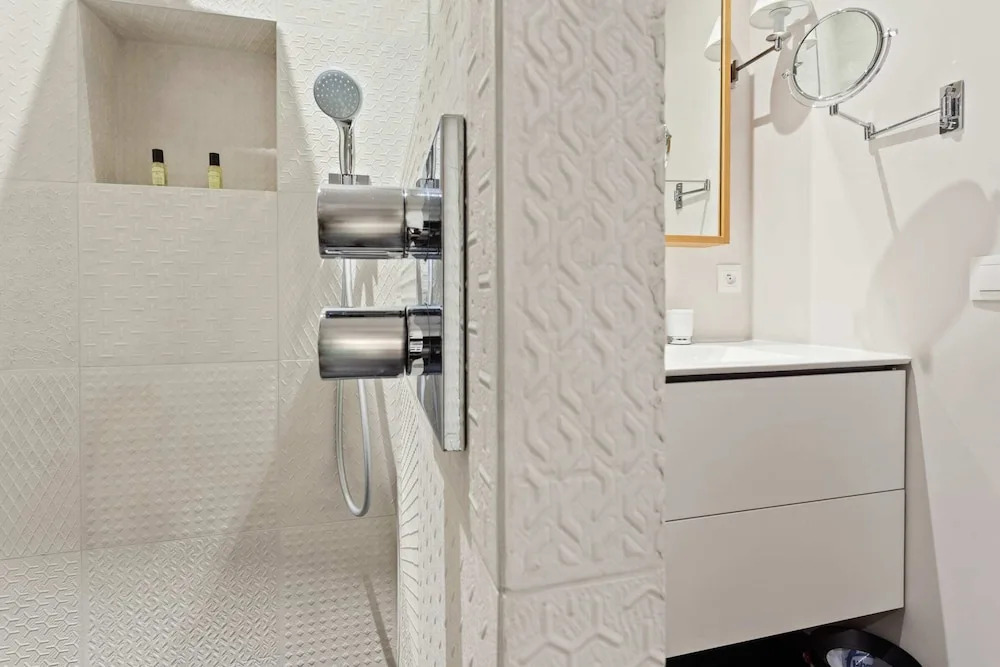 Beautiful Lavish Apartment for 6 in Paris VII by Guestready