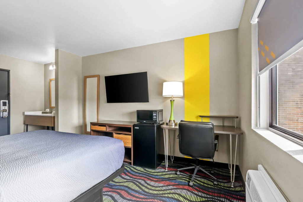 Super 8 by Wyndham Farmington