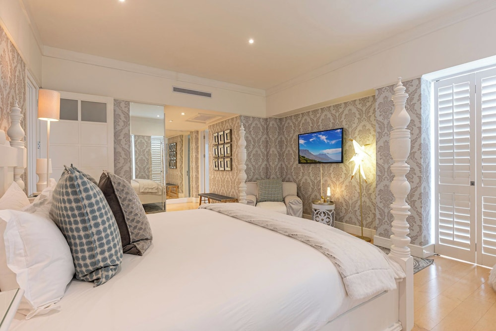 Clifton YOLO Spaces - Clifton White House Villa
