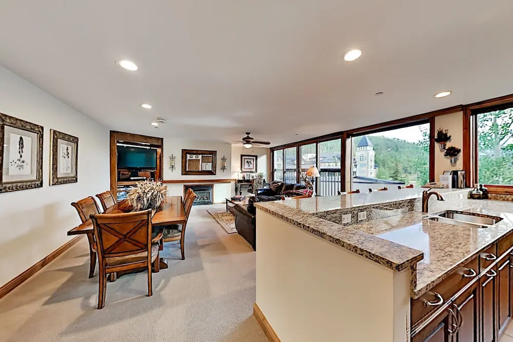 710wliop 3 Bedroom Condo