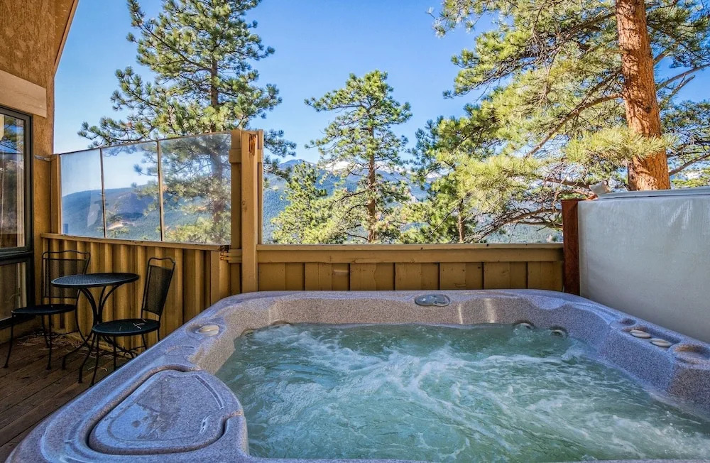 Cedar Upper Luxury Vacation  At Windcliff 3 Bedroom Home by RedAwning
