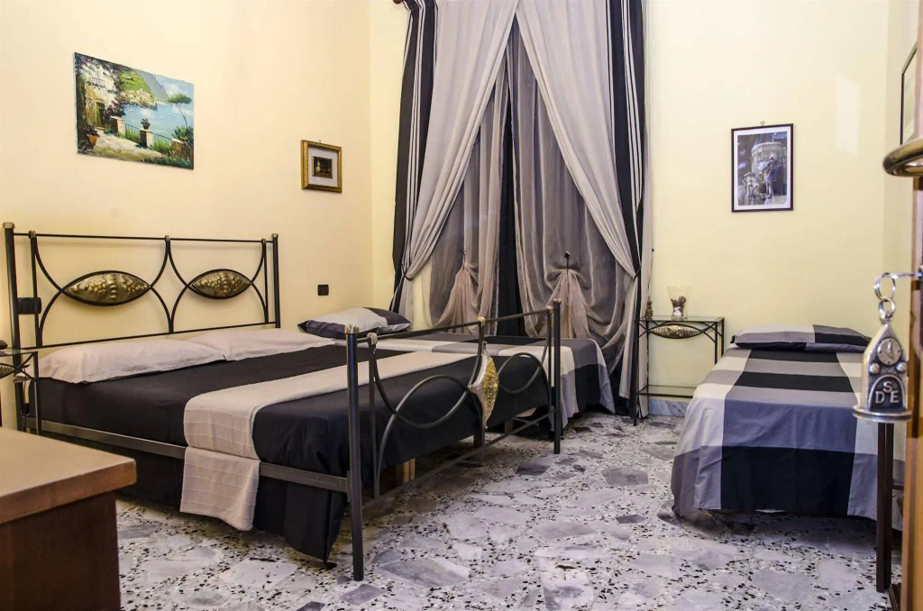 Backpacker Naples