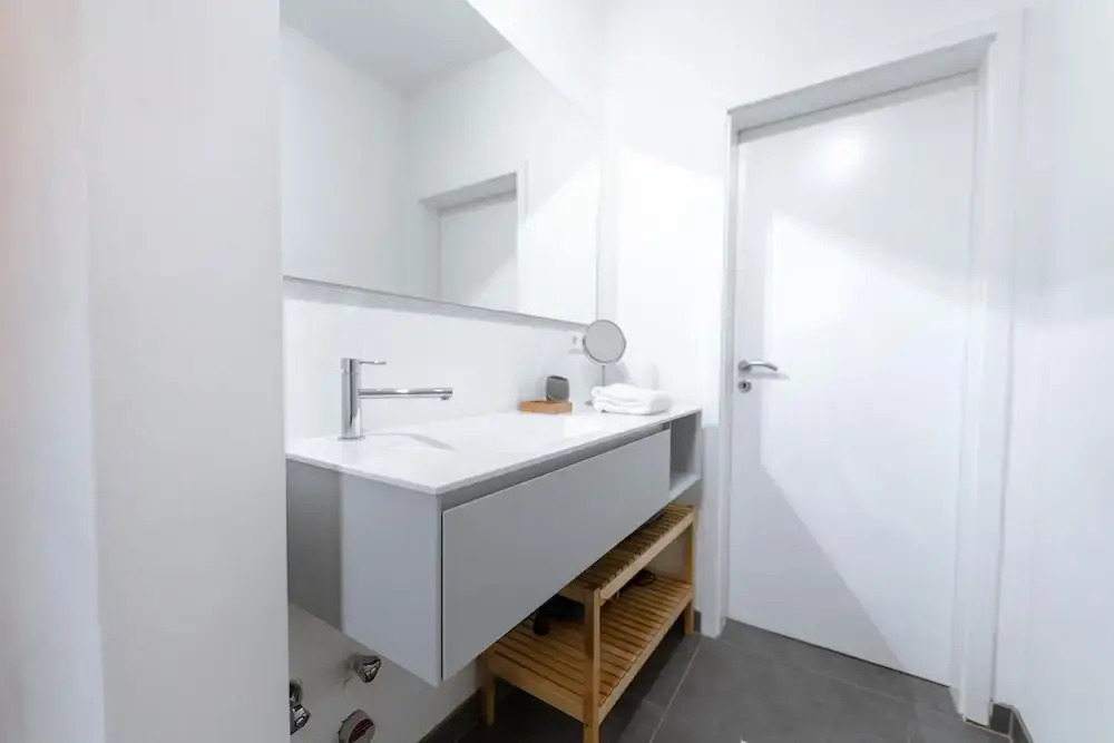 Stylish Open 1BR Apt in Cents w Balcony