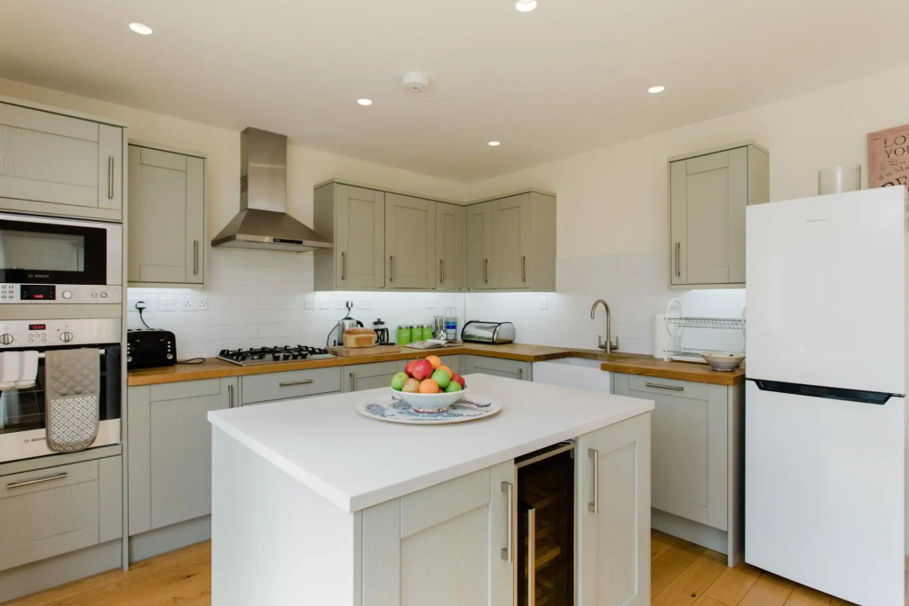 4 bed detached house - Freshwater