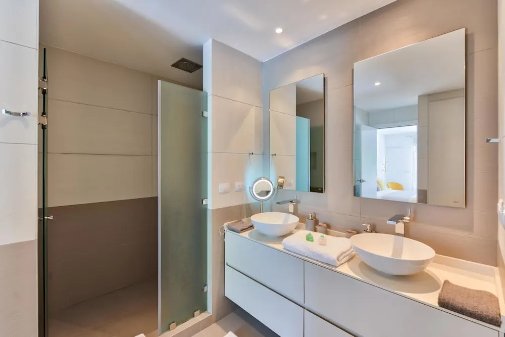 Contemporary Condo, Walk to Beach, Shops, Restaurants, AC, Free Wifi, Pool