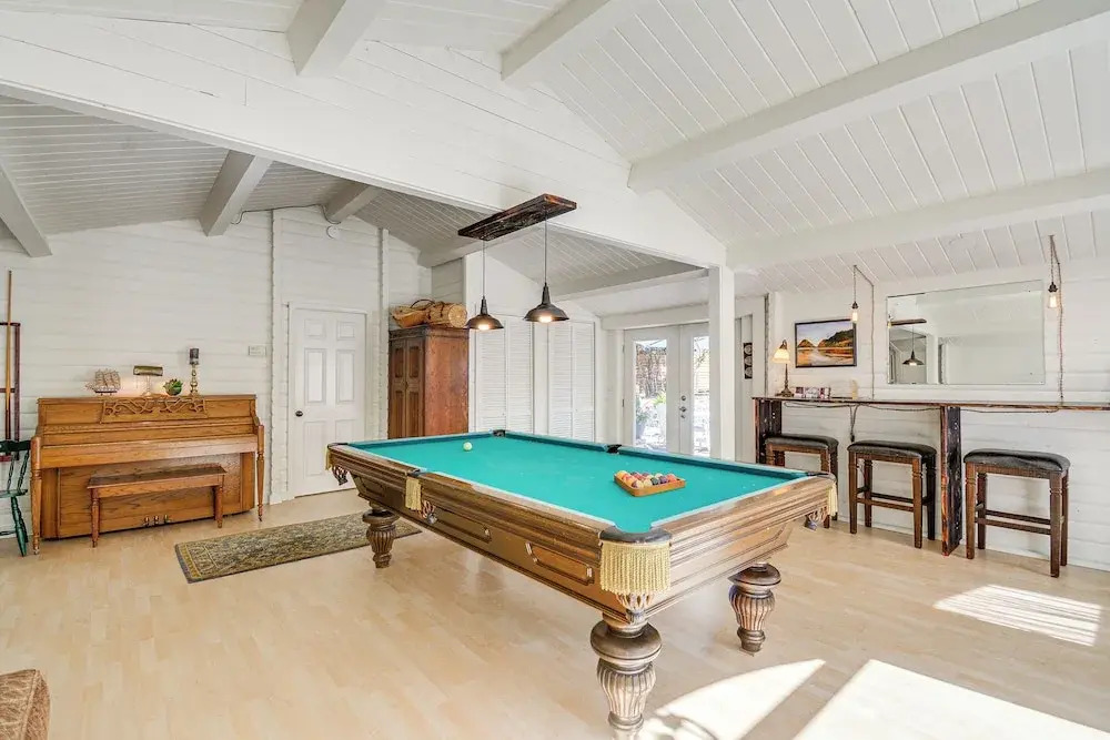 Bayfront PNW Lodge: Dock, Pickleball & Guest House