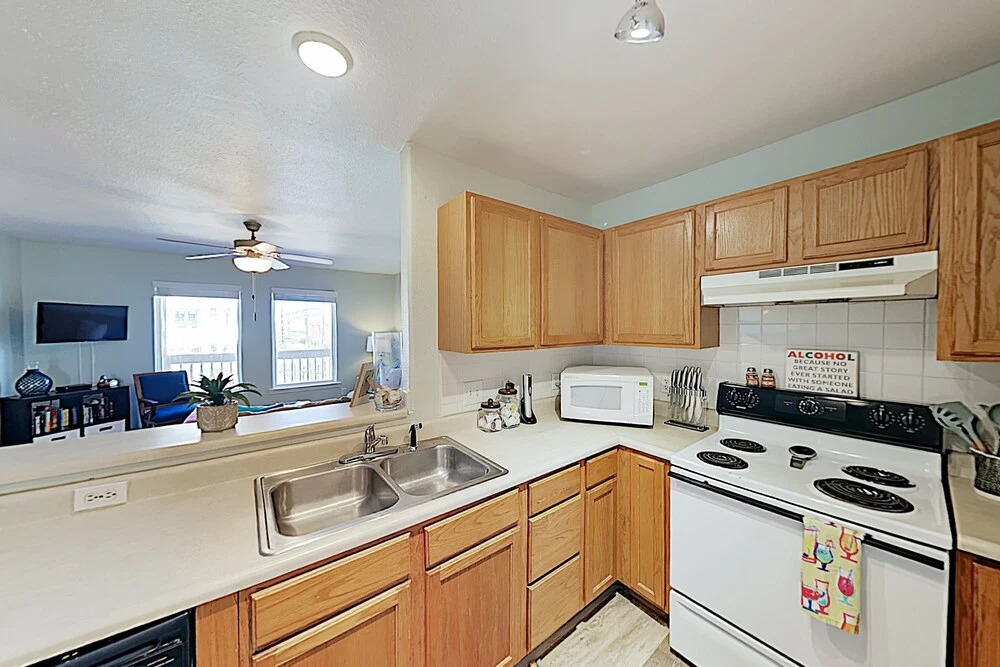 New Listing! Updated : Pool, 1 Block To Beach 2 Bedroom Condo