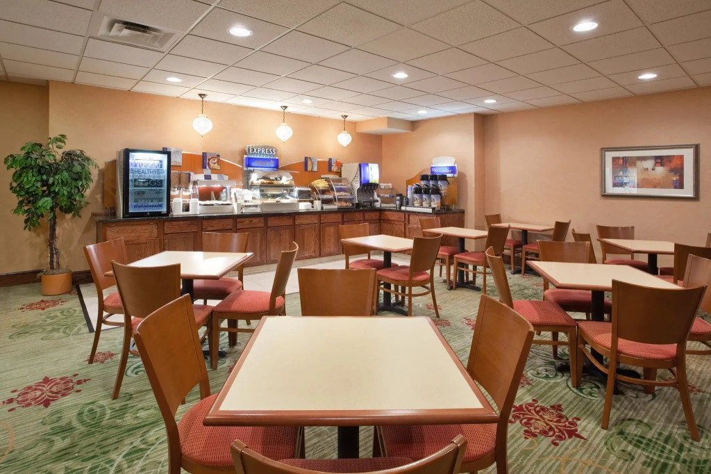Holiday Inn Express Hotel & Suites Cleveland-Streetsboro by IHG