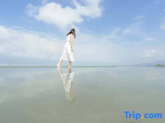 Yuehui Lake View Art Guesthouse