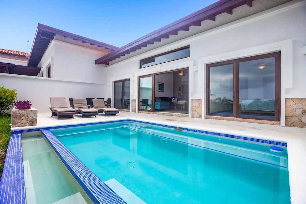 Pristine Bay Villa 1304 with large pool - 3 bedroom condo