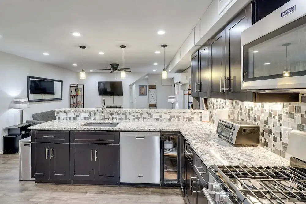 3 Mi to Dtwn Austin! Sleek Apt w/ Private Patio