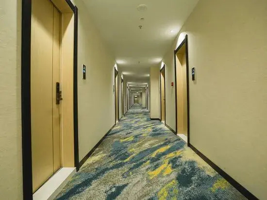 Continent Business Hotel (Changchun West Railway Station)