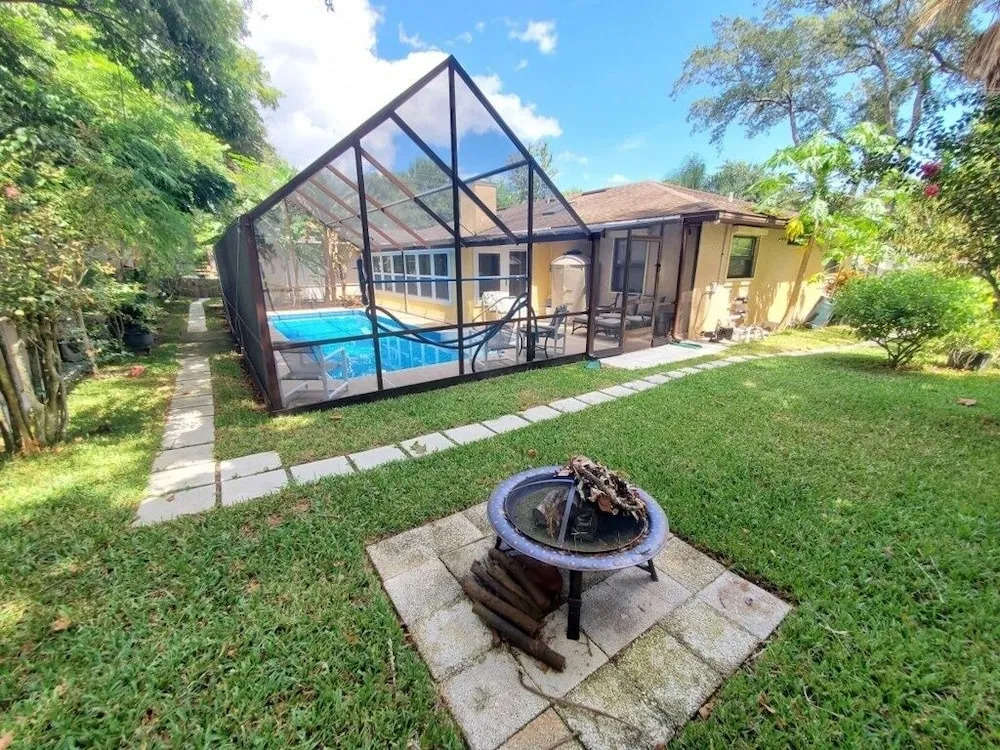 Tiki Beach Queen 3 Bedroom Home by Redawning