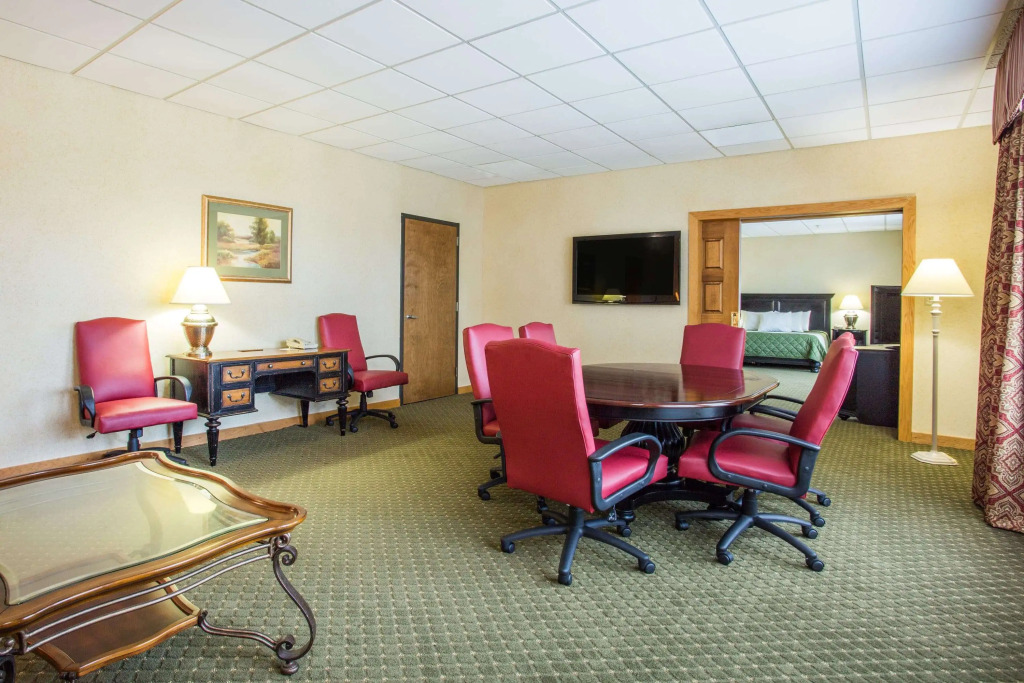 Days Inn & Suites by Wyndham Sutton Flatwoods