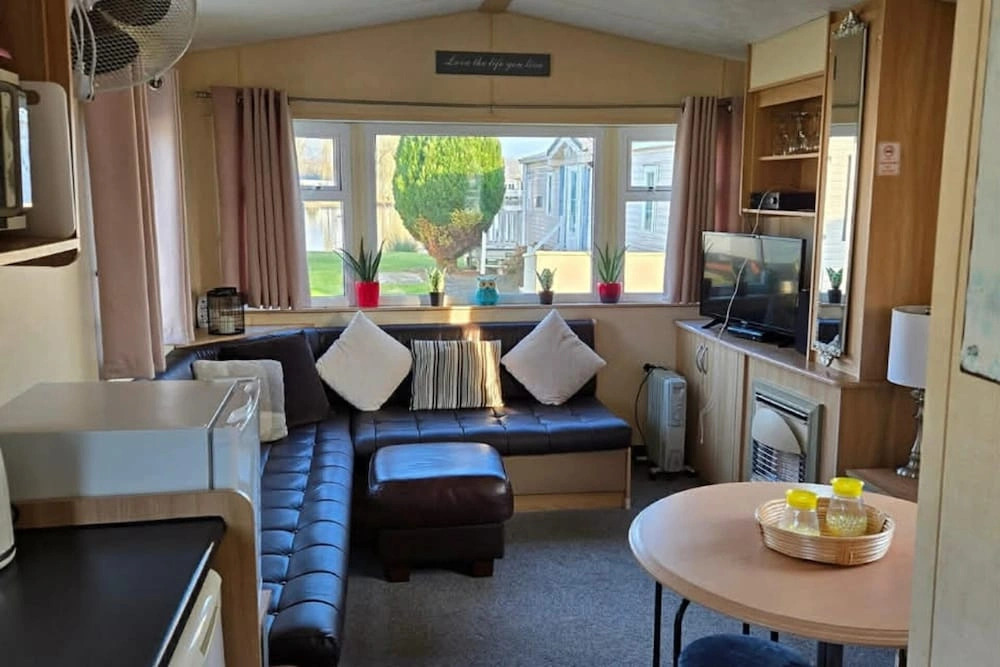 Chalet Sleeps 6 With Lake Views Parking