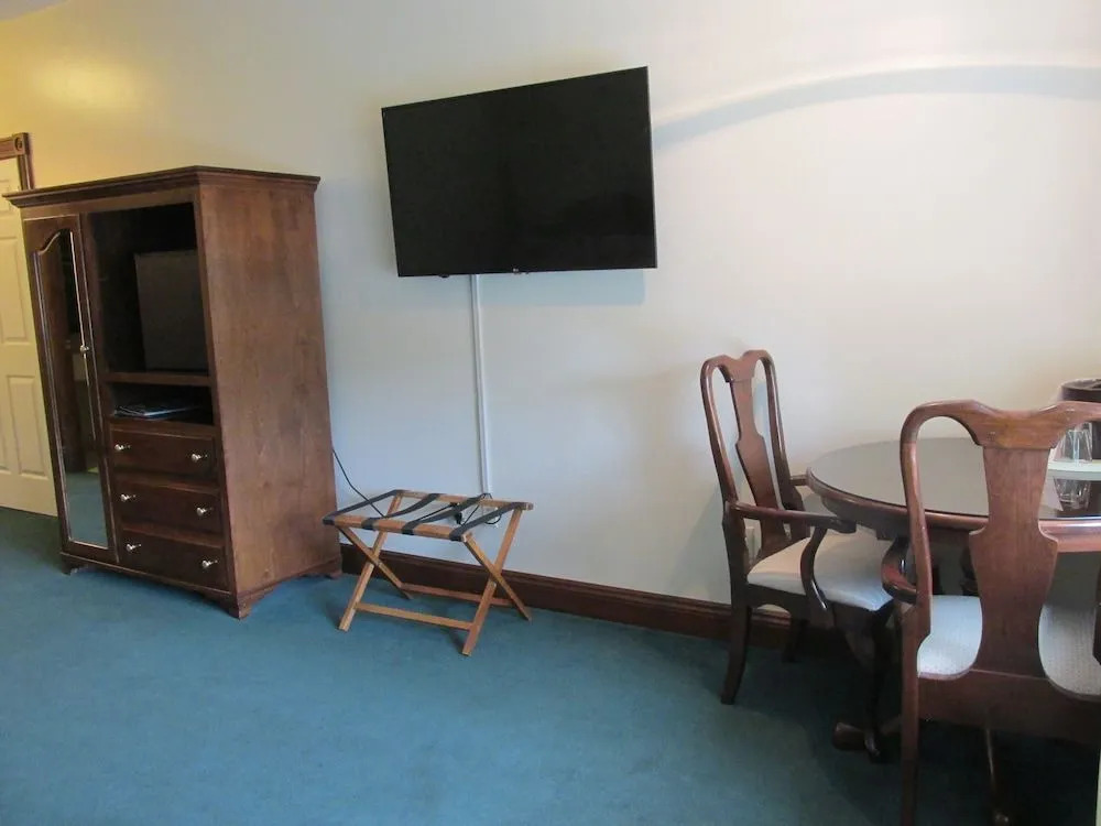 Inn at Amish Door