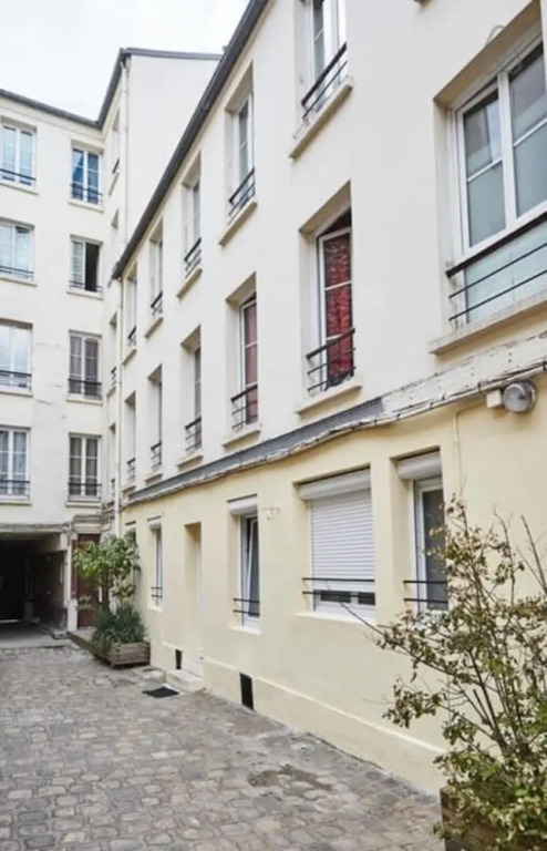 Renovated Apt close to Bastille. Sleeps 4