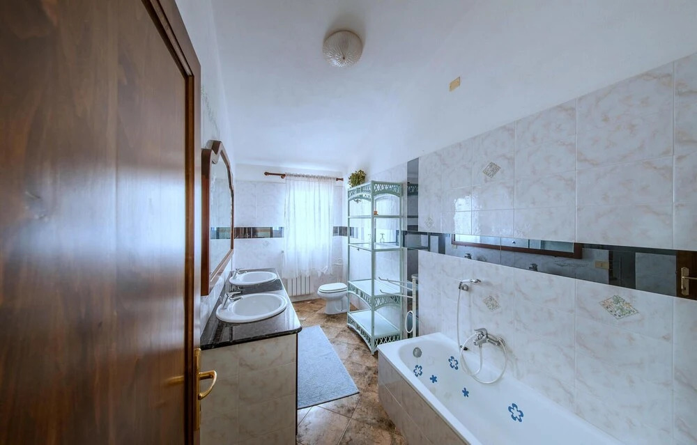 Stunning Apartment in La Maddalena With 5 Bedrooms and Wifi