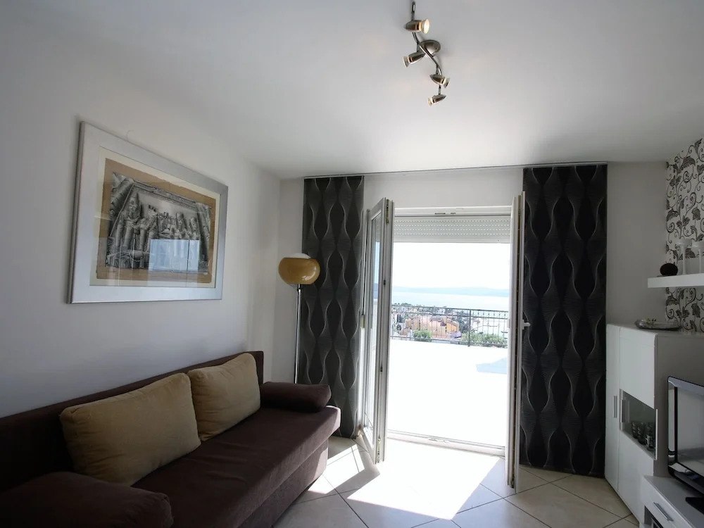Beautiful Modern Apartment For Up To 5 Persons With Stunning Sea View