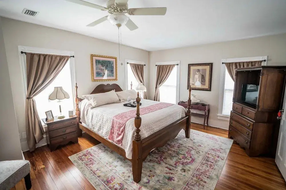 Live Oaks Inn
