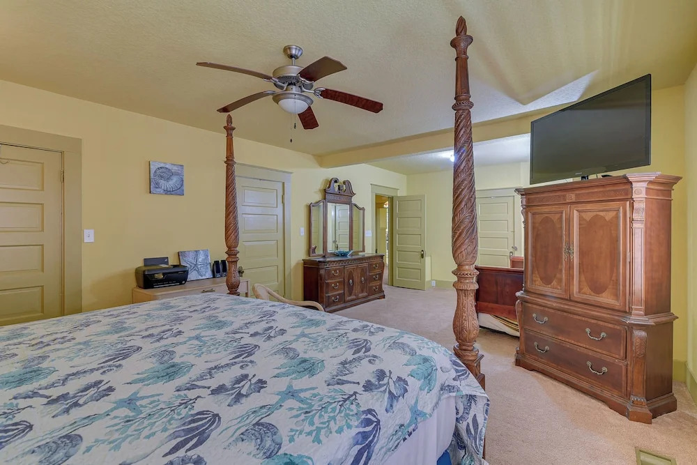 Central Galveston Home < 1 Mi to Beach!