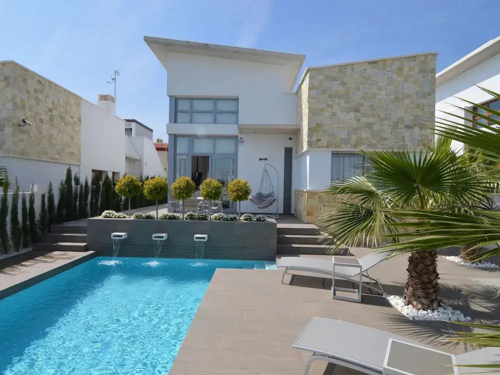 Villa with Garden & Roof Deck