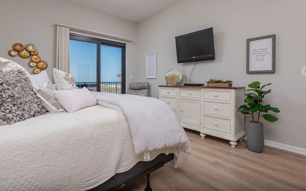 Phoenix Vi 6113 3 Bedroom Condo